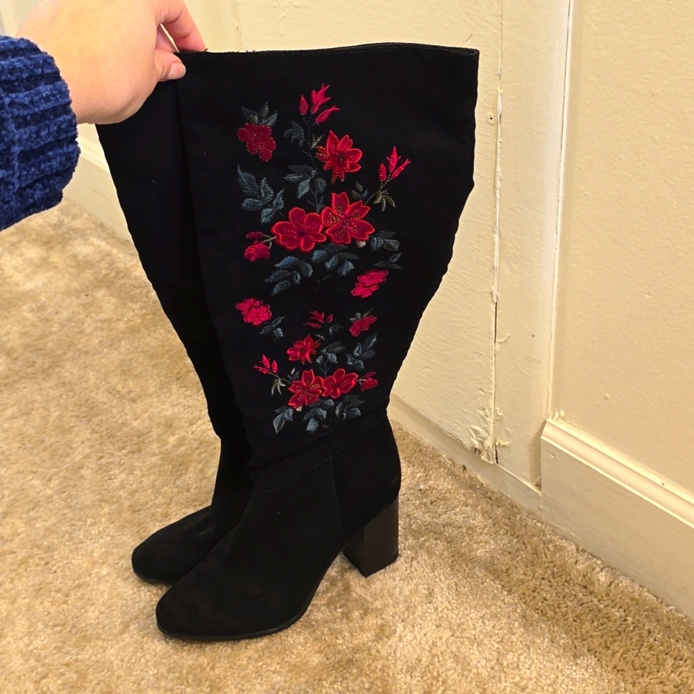Gorgeous Libby Edelman flower embroidered suede boots